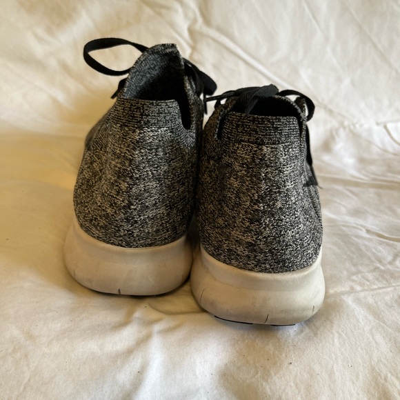 👟🌸GUC Nike Sneakers, black, grey and white, size 10.5 - Picture 7 of 14